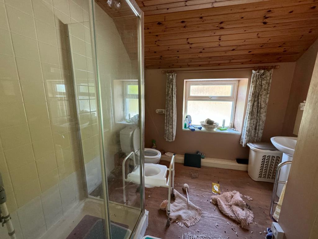 Lot: 126 - ONE-BEDROOM COTTAGE ON A GENEROUS PLOT - General view of the bathroom